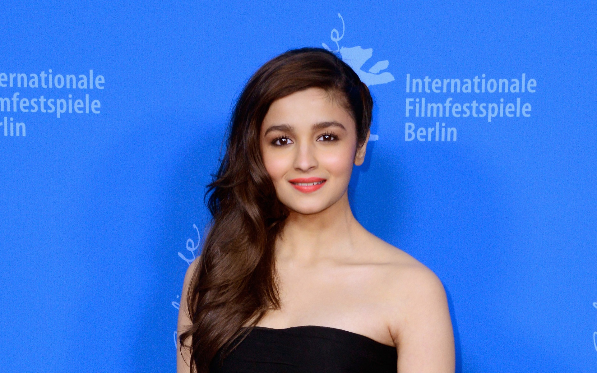 Alia Bhatt Modern Girl Wallpapers And Backgrounds - Kriti Sanon Vs Alia Bhatt - HD Wallpaper 