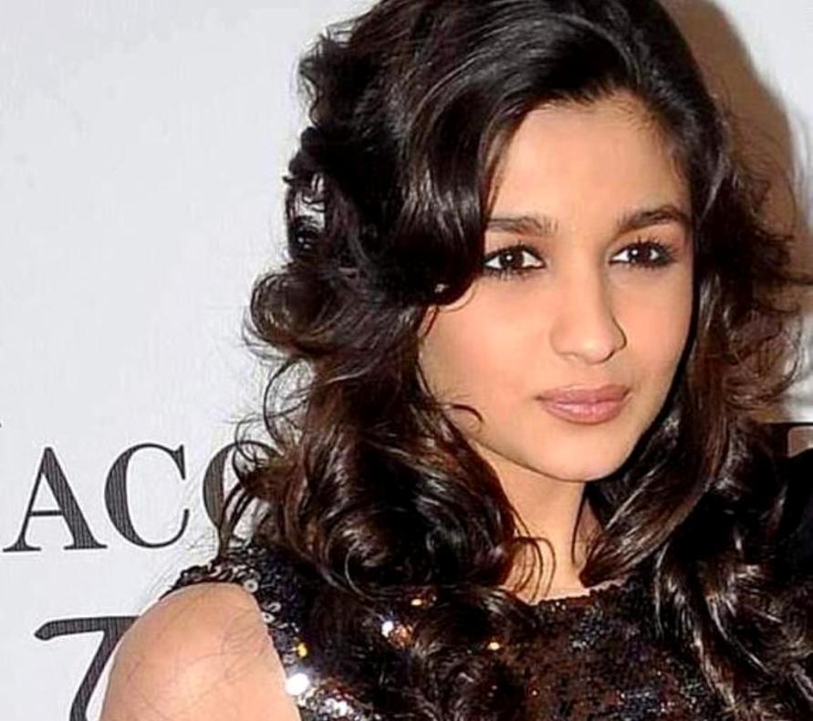 Alia Bhatt Hd Wallpaper - Alia Bhatt Hot Hair Style - HD Wallpaper 