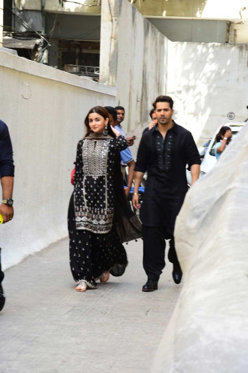 Varun Dhawan And Alia Bhatt Made A Grand Entry At Bandra’s - Walking - HD Wallpaper 