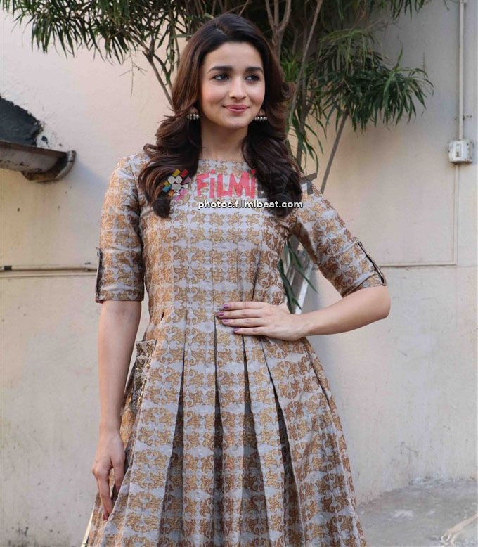 Varun Dhawan & Alia Bhatt Promote Badrinath Ki Dulhania - Alia Bhatt In Badrinath Ki Dulhania - HD Wallpaper 