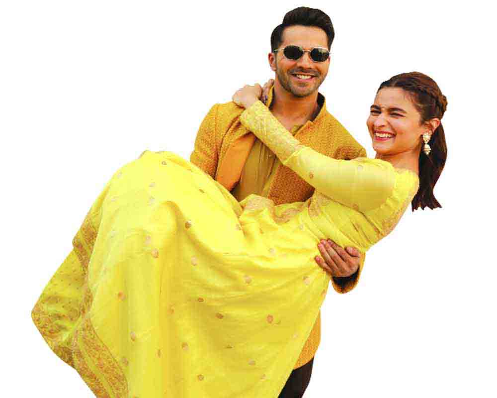 Varun Alia In Yellow - HD Wallpaper 