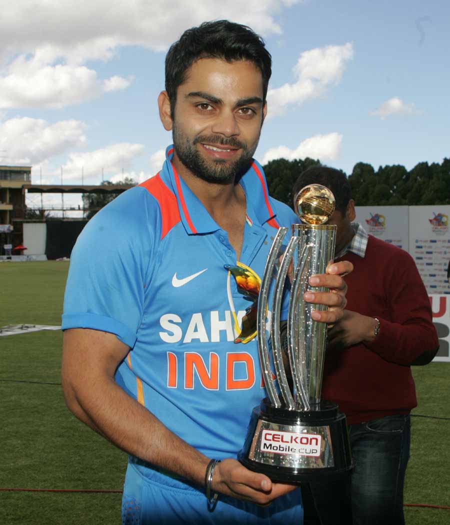 Virat Kohli With Cup Wallpaper - Virat Kohli With Trophy - HD Wallpaper 