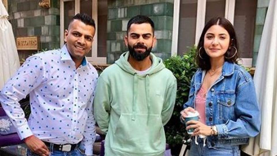 Anushka Sharma And Virat Kohli Pose With A Fan In London - Virat Kohli And Anushka Sharma In London - HD Wallpaper 