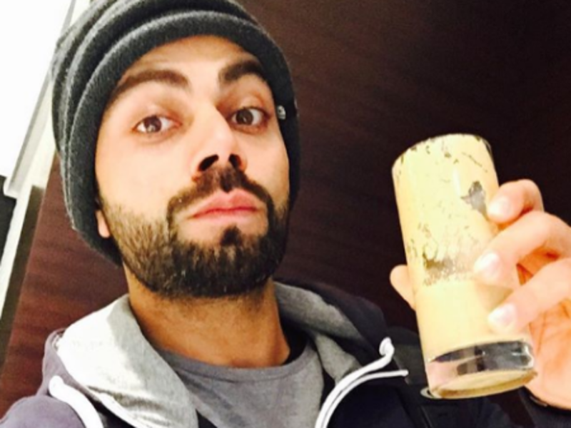 Drinking Juice Virat Kohli - HD Wallpaper 