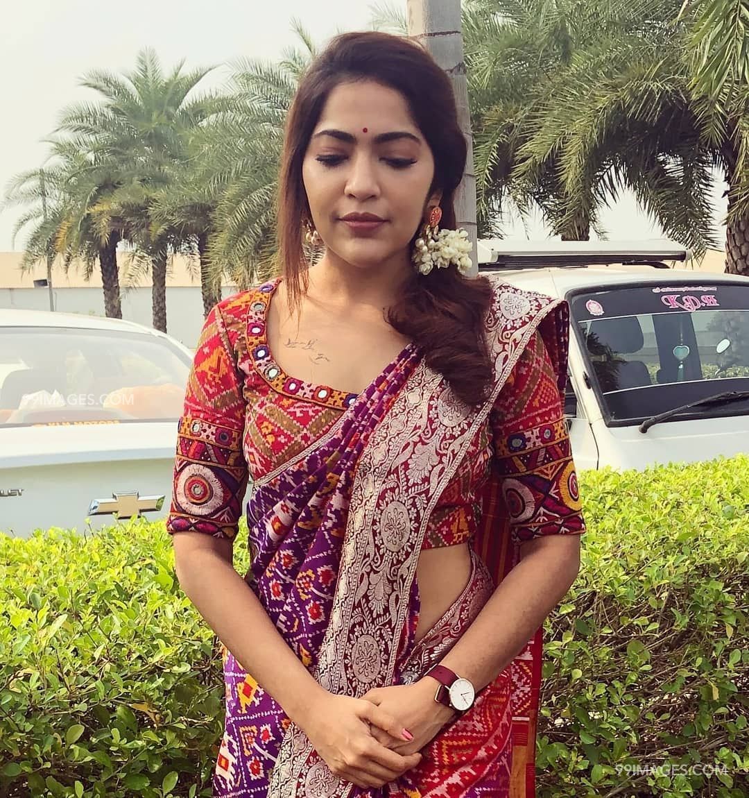 Vj Ramya Subramanian Hot Photoshoot Hd Photos / Wallpapers - Ramya Vj Sarees - HD Wallpaper 