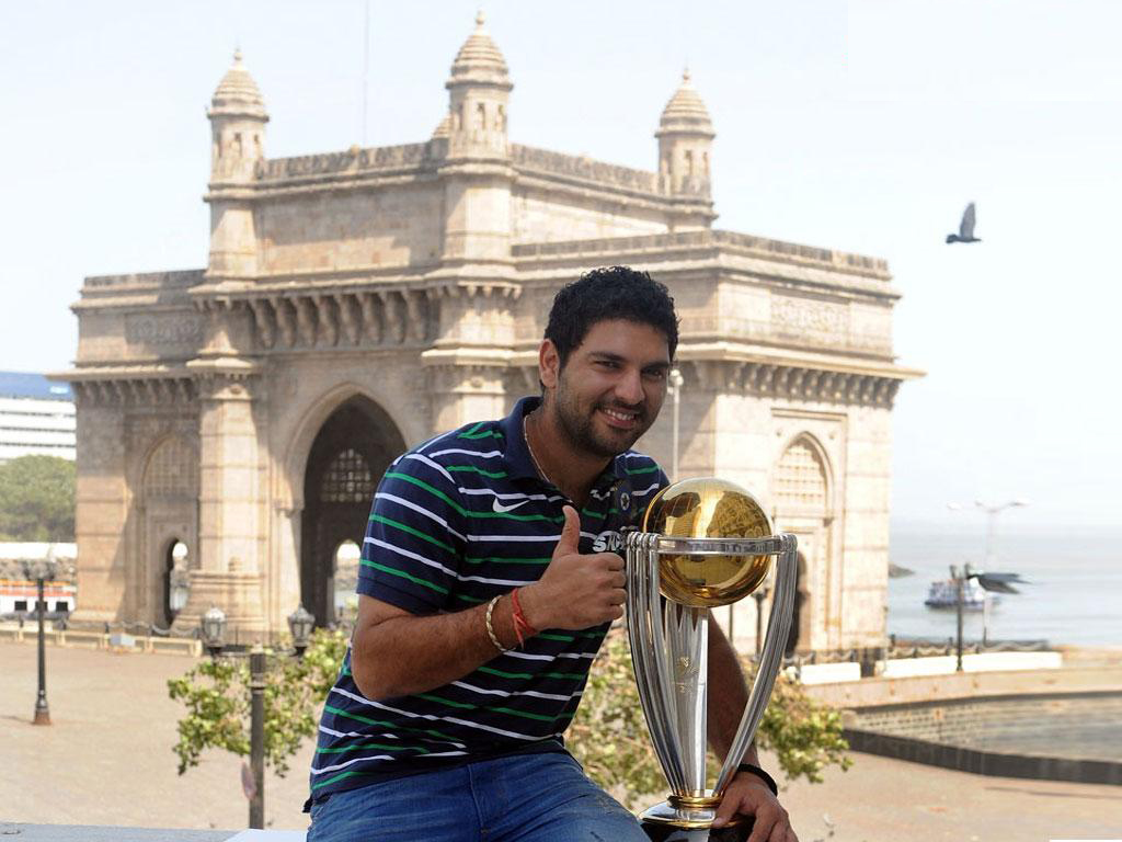 Dhoni With World Cup 2011 - HD Wallpaper 