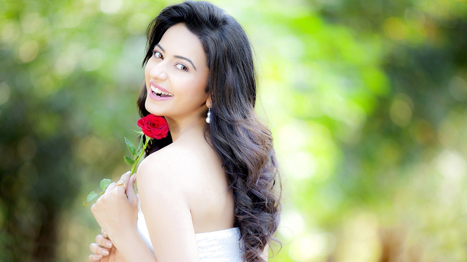 Rakul Preet Singh Smiling Hd Wallpapers - Rakul Preet Singh Smile Hd - HD Wallpaper 