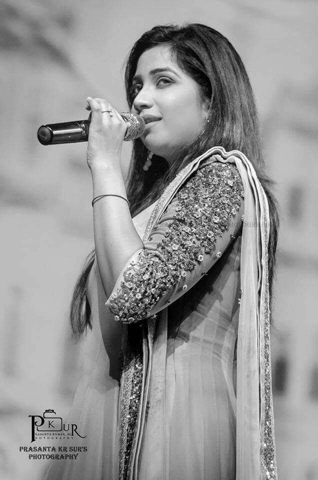 Shreya Ghoshal Black And White - HD Wallpaper 