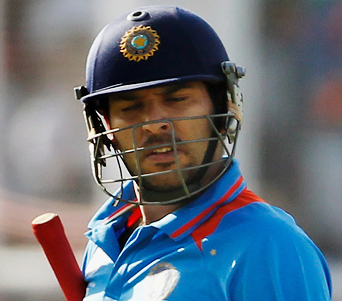 Yuvraj Singhs Father Accuses Dhoni For His Sons Exclusion - Yuvraj Singh With His Helmet - HD Wallpaper 