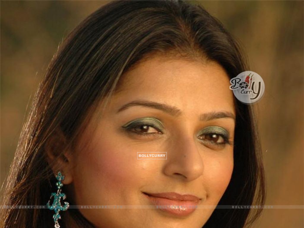 Bhumika Chawla Size - Bhumika Chawla Hot Close Up - HD Wallpaper 
