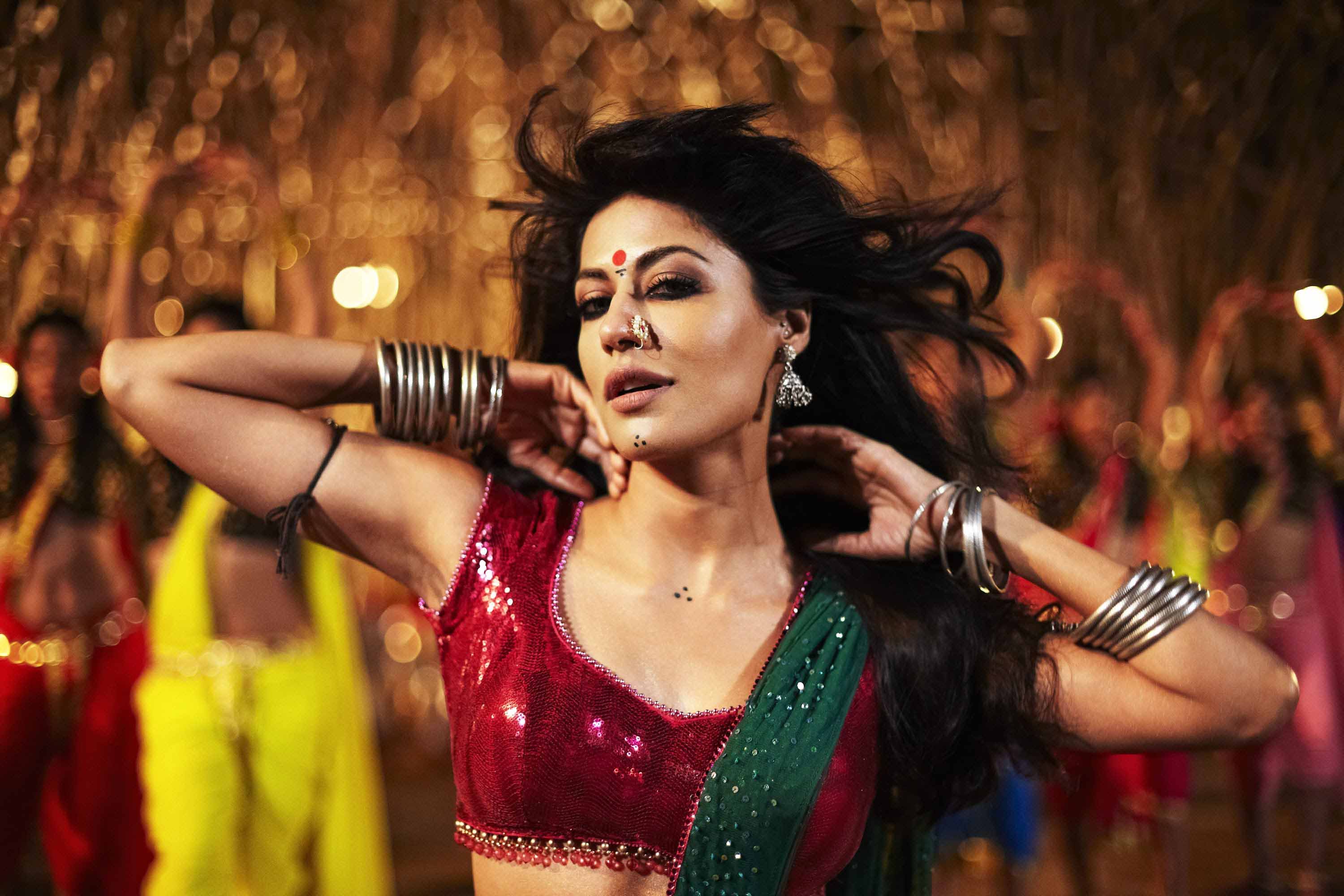 Chitrangada Singh In Item Song Wallpapers And Backgrounds - Chitrangada Hot In Saree - HD Wallpaper 