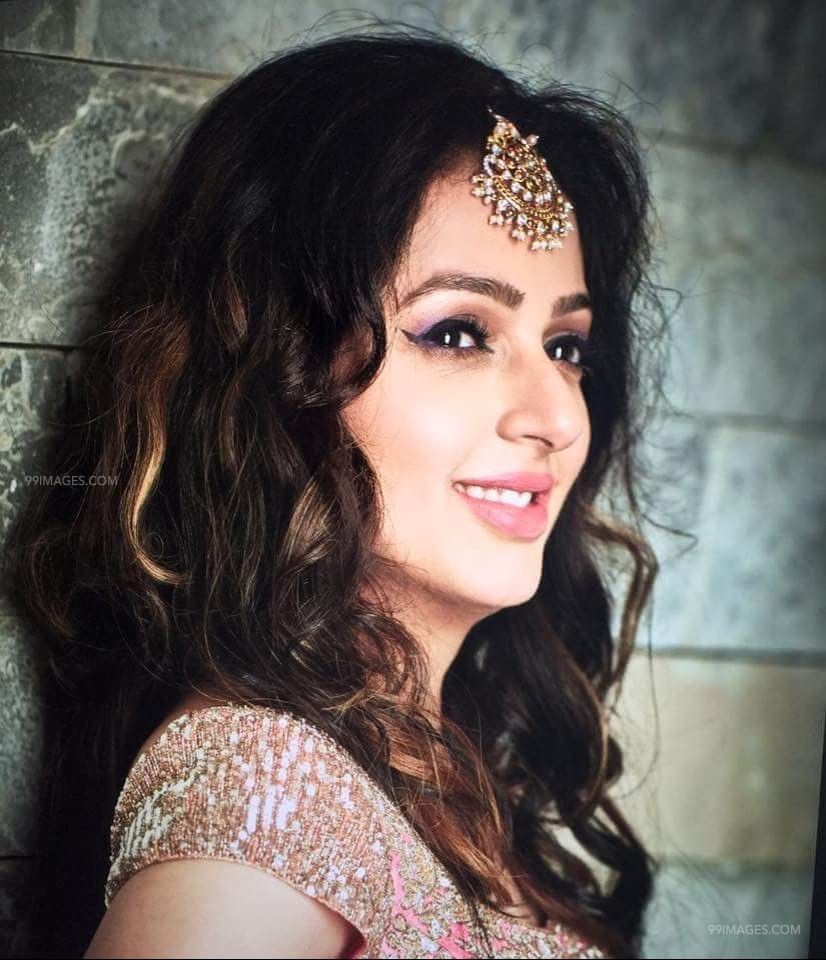 Bhumika Chawla Beautiful Hd Photoshoot Stills & Mobile - Bhumika Chawla - HD Wallpaper 