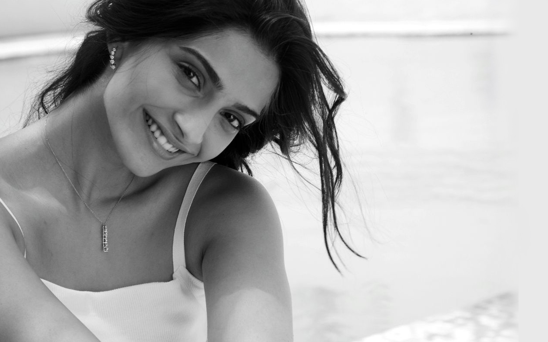 Sonam Kapoor Black And White - HD Wallpaper 
