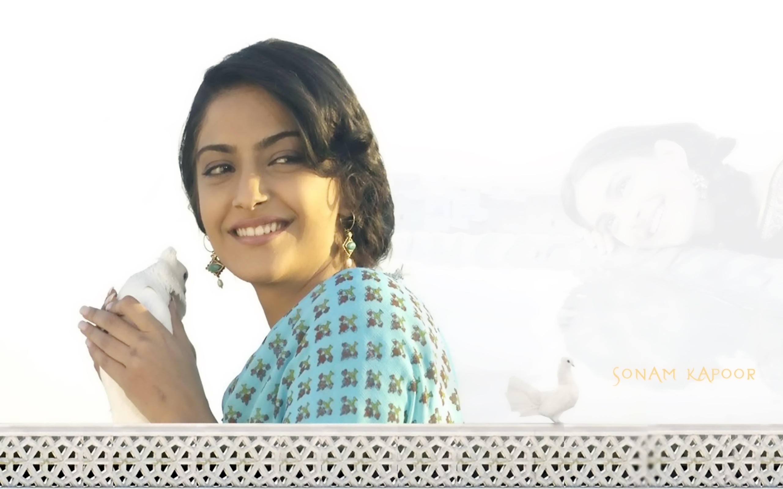 Sonam Kapoor 3 Hd Wallpapers - Sonam Kapoor Delhi 6 - HD Wallpaper 