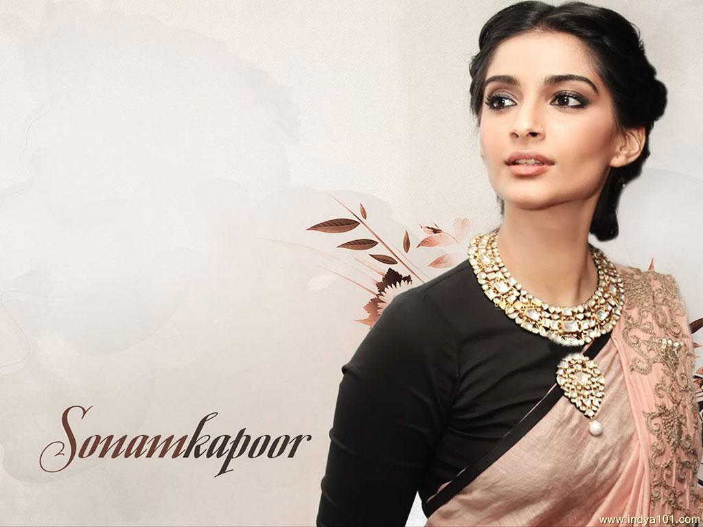 Simple Royal Look In Saree - HD Wallpaper 