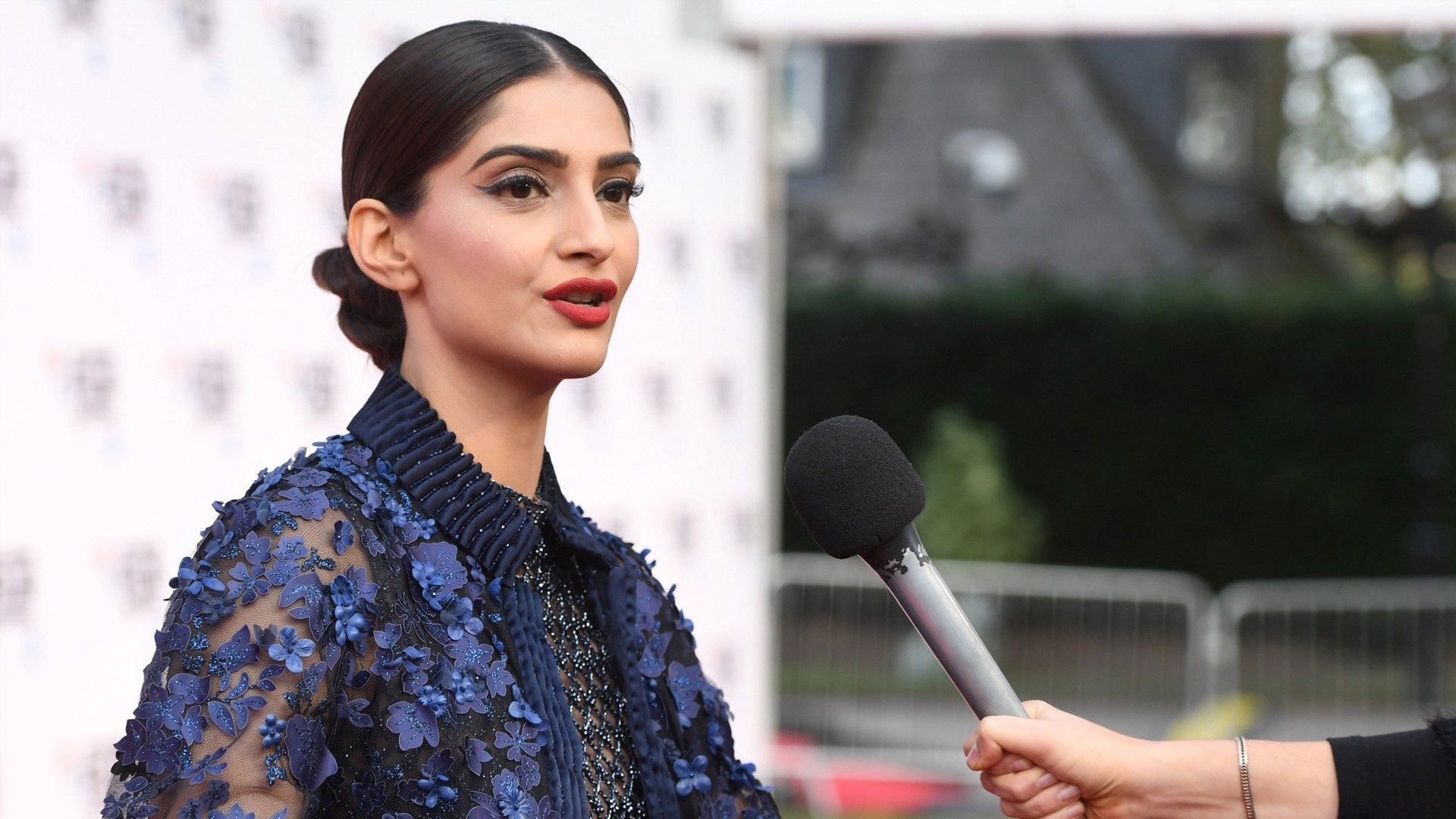 Actress Sonam Kapoor With Beautiful Makeup Hd Photo - Sonam Kapoor Ka All - HD Wallpaper 