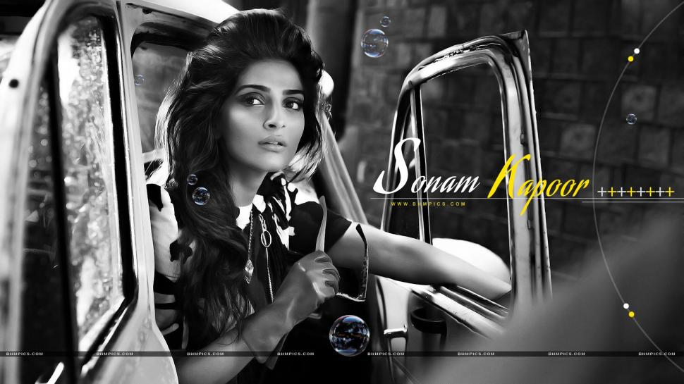 Sonam Kapoor Hold Sunglasses Wallpaper,female Celebrities - HD Wallpaper 
