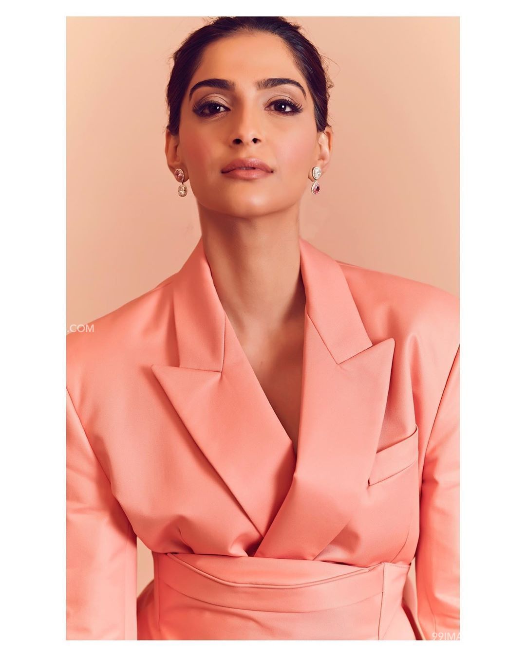 Sonam Kapoor Hot Hd Photos & Wallpapers For Mobile - HD Wallpaper 