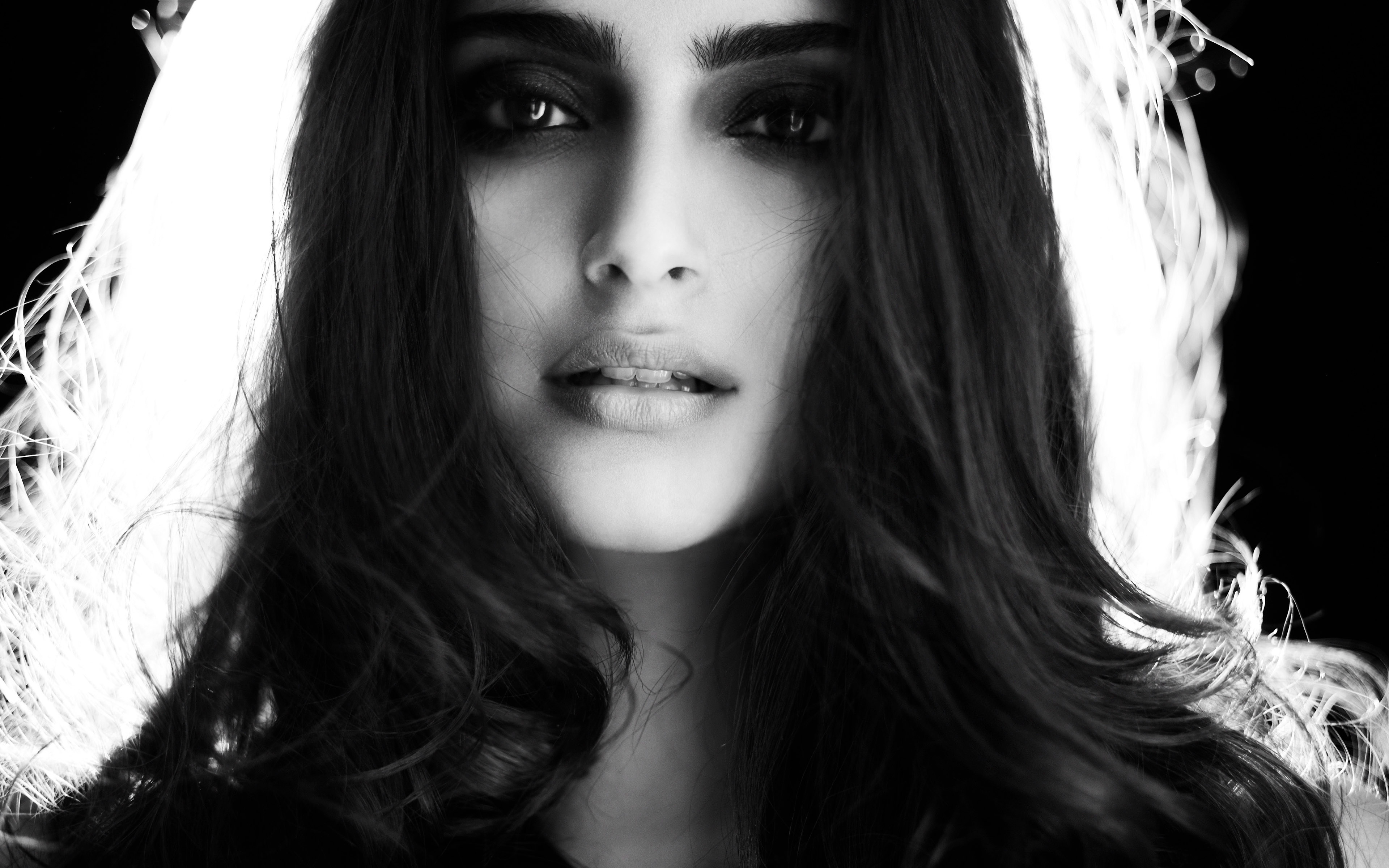 Sonam Kapoor Black And White 4k - HD Wallpaper 