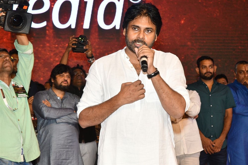 Pawan Kalyan In Sye Raa Pre Release Speech - HD Wallpaper 