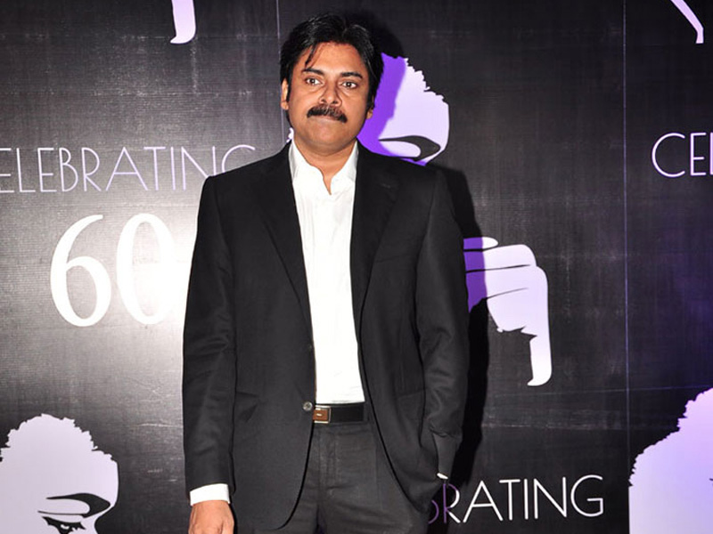 Pawan Kalyan Wallpapers - Pawan Kalyan On Chiranjeevi Birthday - HD Wallpaper 