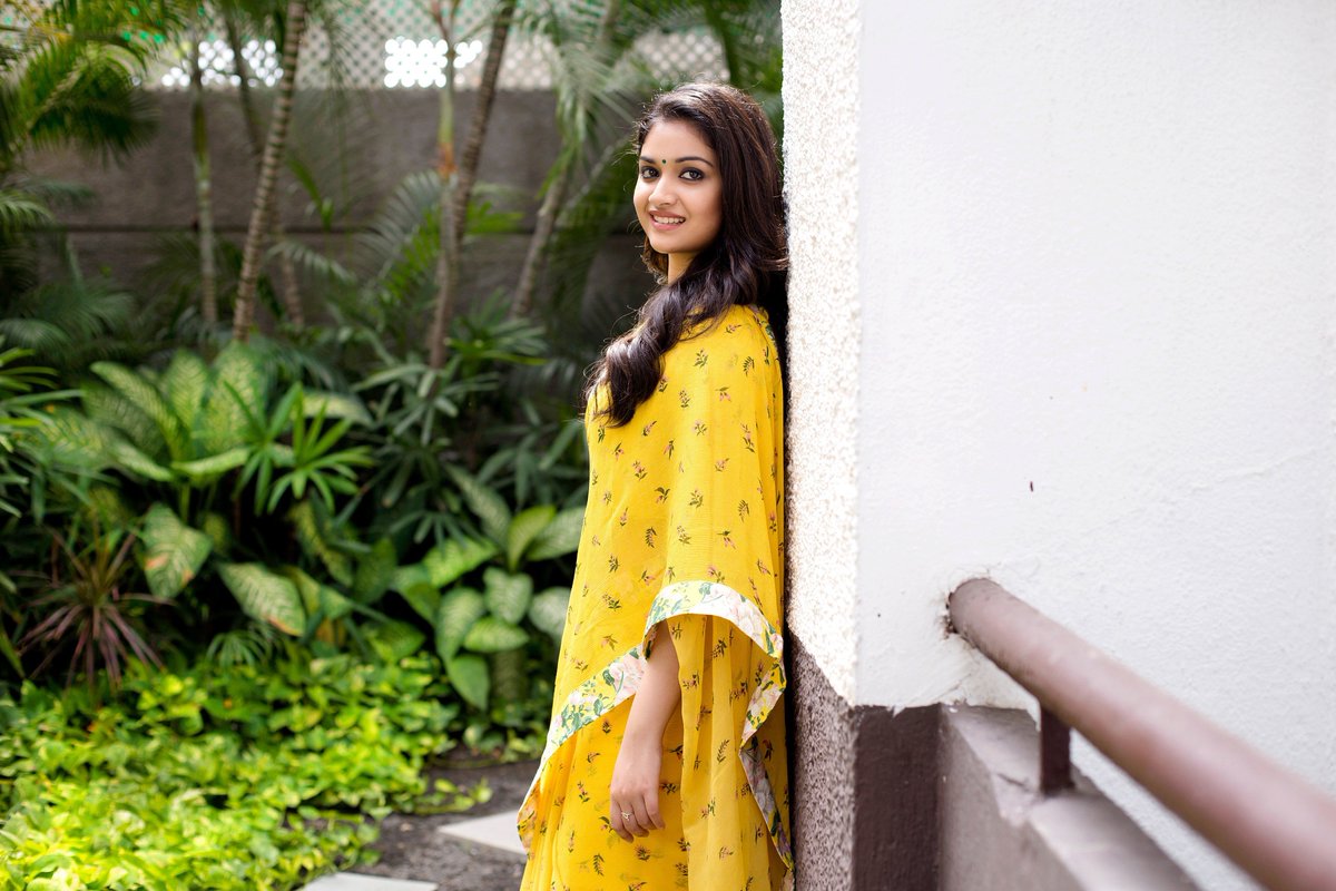 Keerthy Suresh Latest At Nadigaiyar Thilagam - HD Wallpaper 