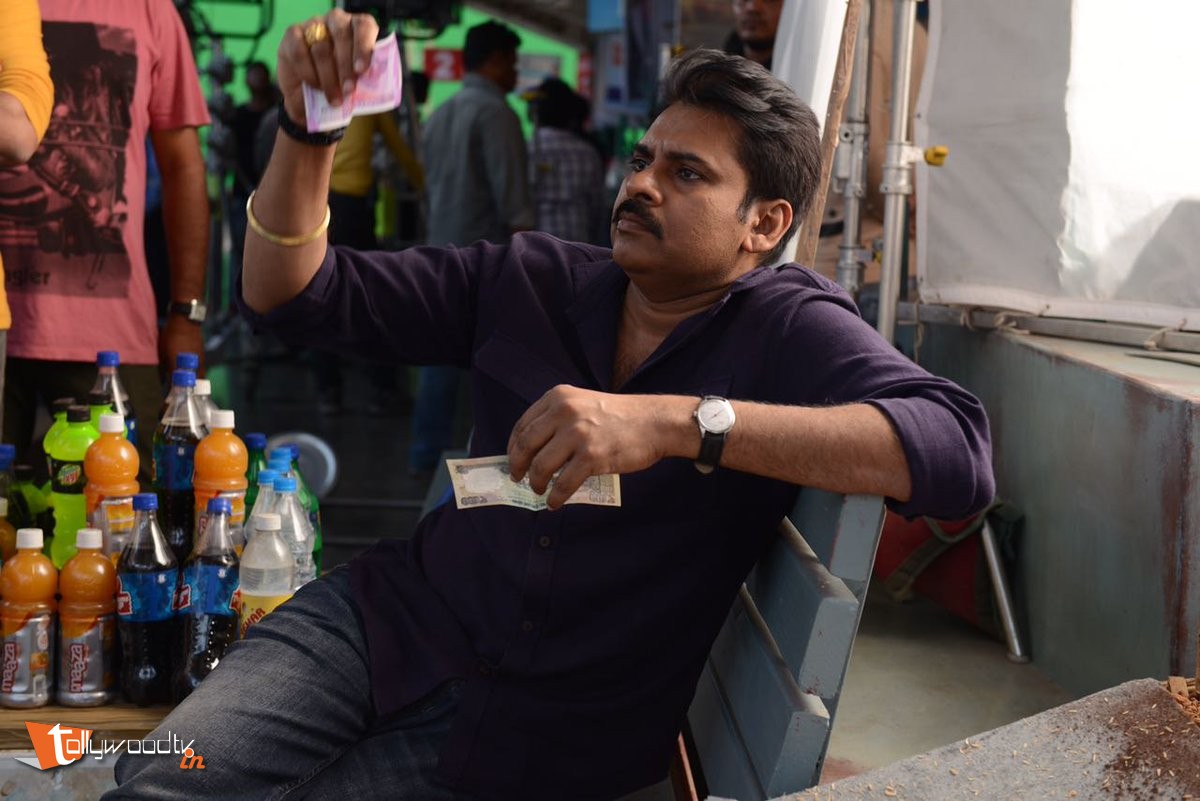 Katamarayudu Working Stills Hq Photo - Pawan Kalyan Drinking Alcohol - HD Wallpaper 