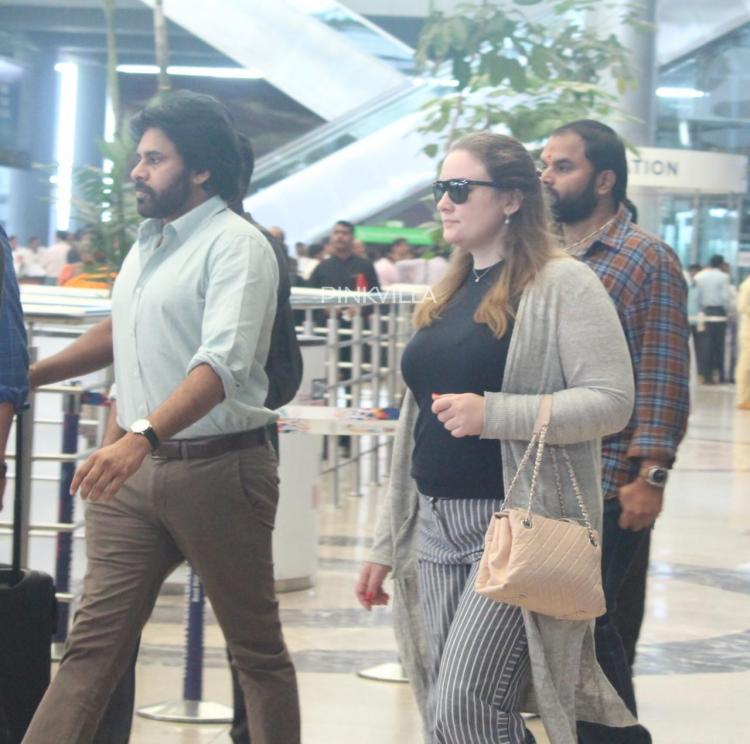 Pawan Kalyan Spotted With Wife Anna Lezhneva At The - Pawan Kalyan Wife Anna Lezhneva In Airport - HD Wallpaper 