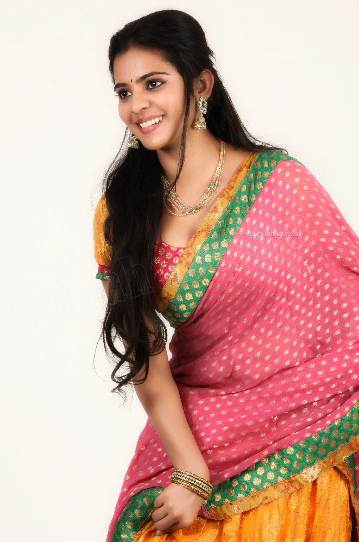 Manasa Himavarsha Exposing Of Beautiful Saree Navel - Half Saree Manasa Himavarsha - HD Wallpaper 
