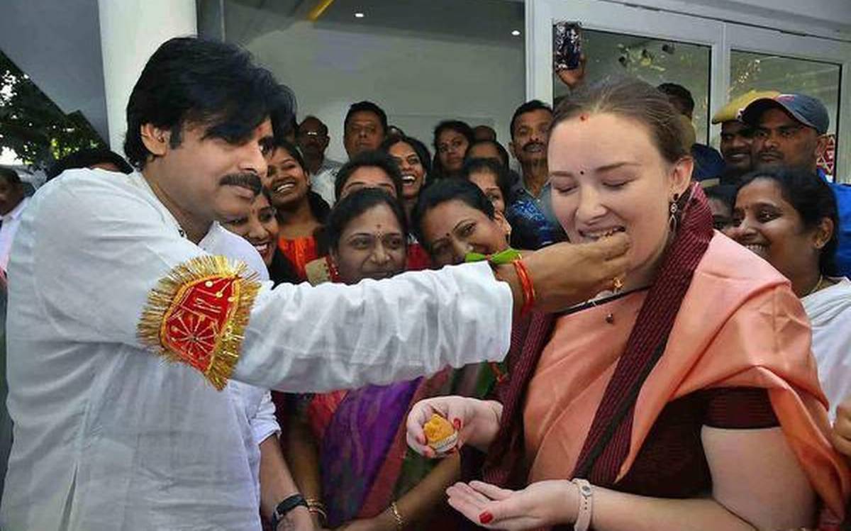 Pawan Kalyan With Wife - HD Wallpaper 