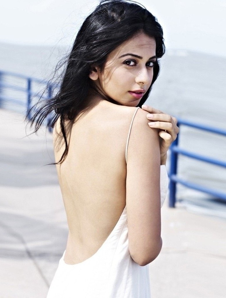 Short Rakul Preet Singh - HD Wallpaper 