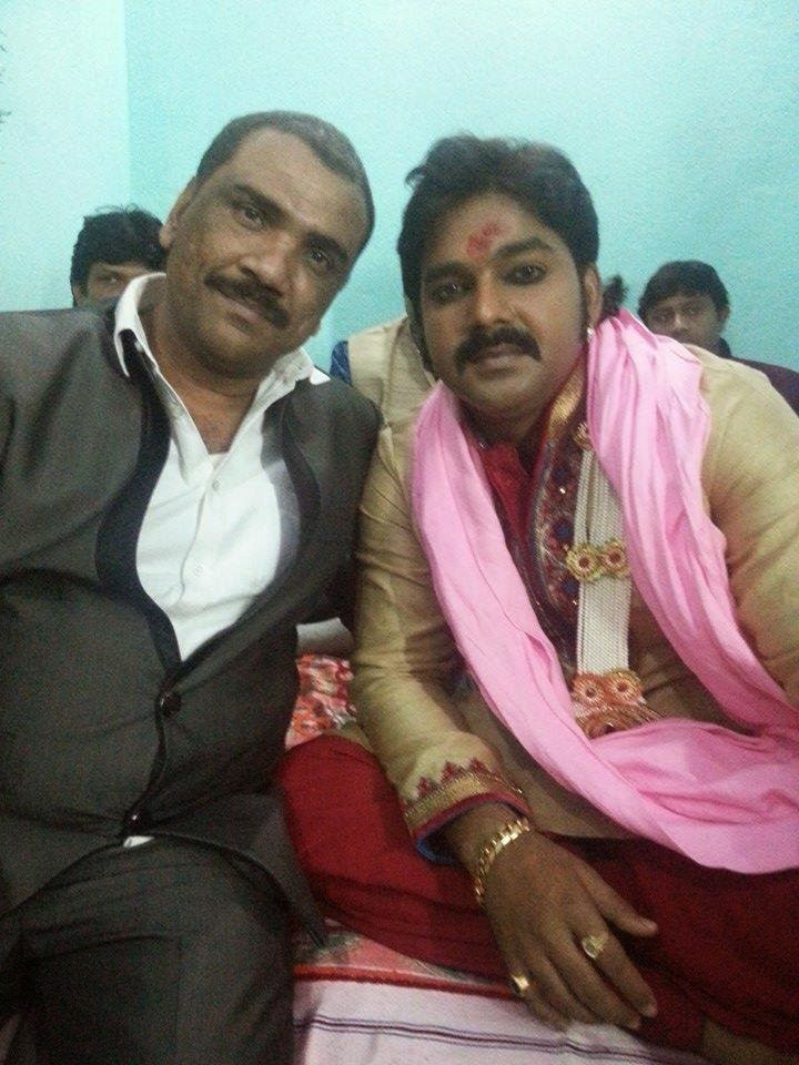 Pawan Singh Mariage Day And Photos - Sitting - HD Wallpaper 