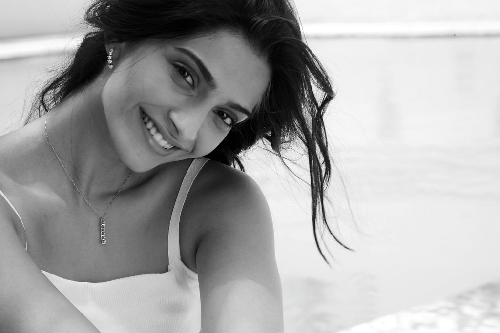Sonam Kapoor Black And White - HD Wallpaper 