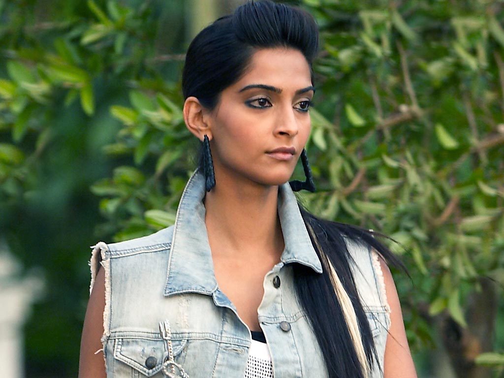 Sonam Kapoor In Players - HD Wallpaper 