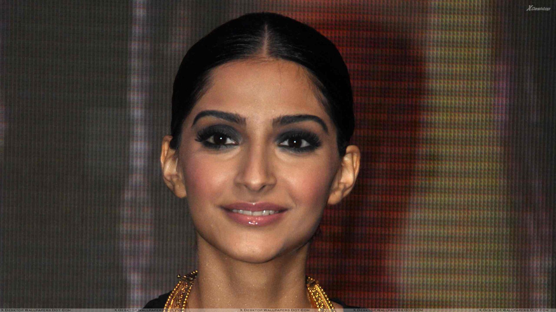 Sonam Kapoor Face Hd - HD Wallpaper 