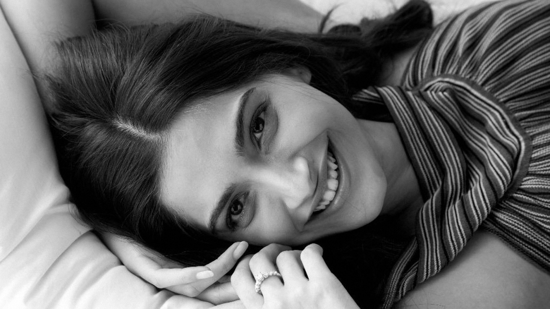 Women Models Bollywood Greyscale Sonam Kapoor Wallpaper - Sonam Kapoor Black And White - HD Wallpaper 