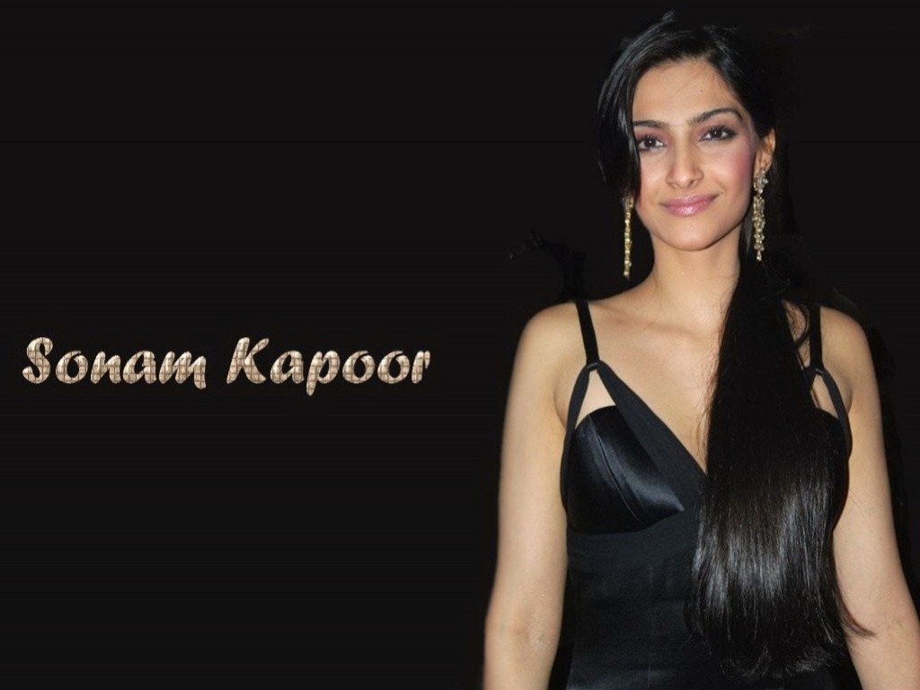 Beautiful Sonam Kapoor In Black Gown Wide Desktop Wallpaper - Sonam Kapoor I Hate Love Stories - HD Wallpaper 