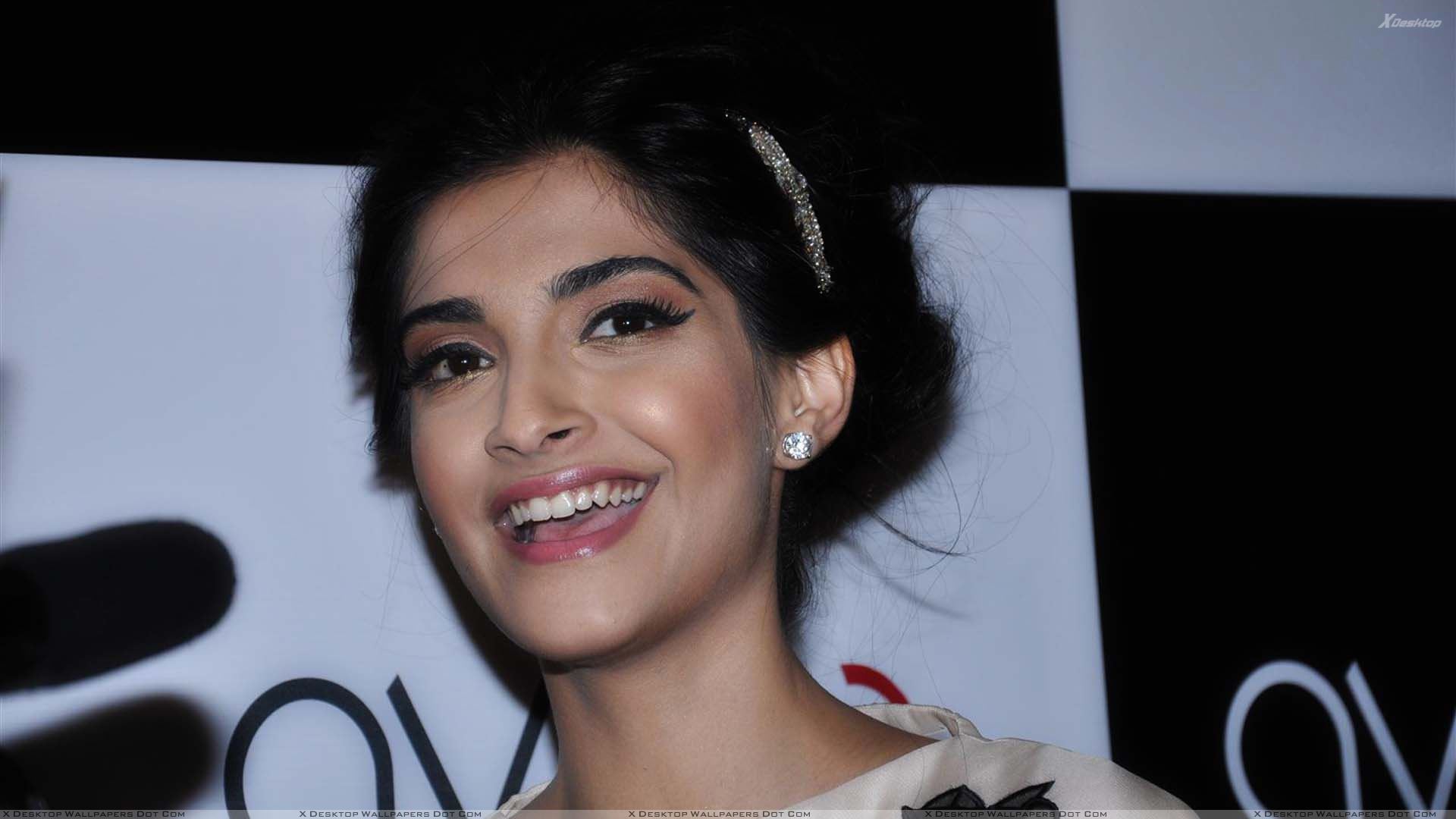 Cute Sonam Kapoor Lips - HD Wallpaper 