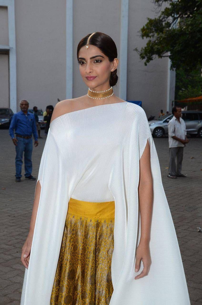 Sonam Kapoor In White Dress - HD Wallpaper 