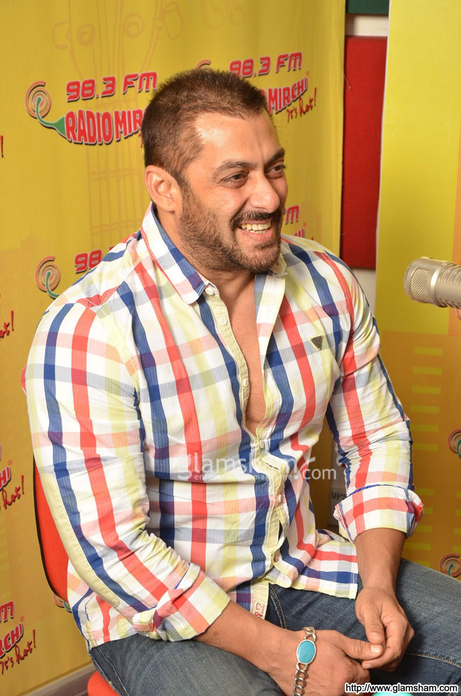 Govinda And Varun Dhawan - HD Wallpaper 