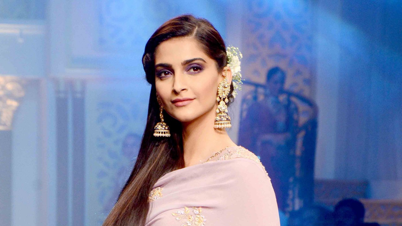 Sonam Kapoor Wide - HD Wallpaper 