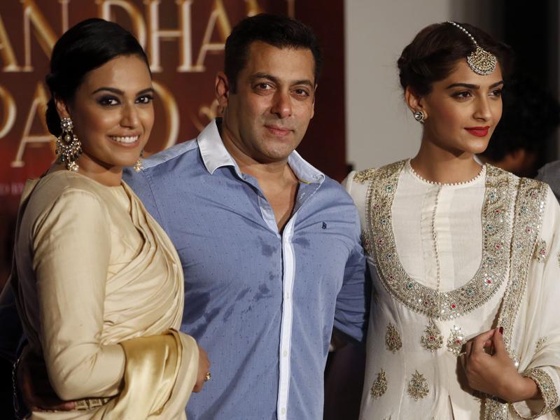 Salman Khan Poses With Co Actors Swara Bhaskar And - Salman Khan And Sonam Kapur - HD Wallpaper 