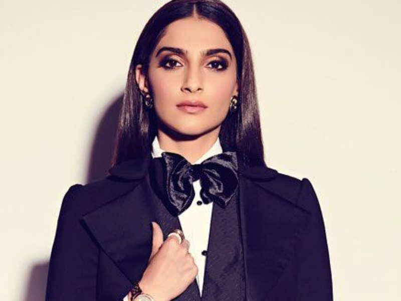 From Alia Bhatt To Sonam Kapoor - Sonam Kapoor Pant Suit - HD Wallpaper 