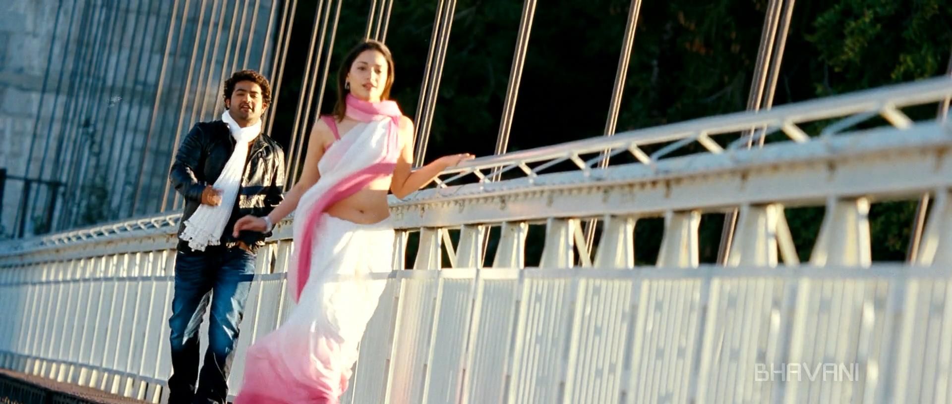 Tamanna Hot In Oosaravelli - HD Wallpaper 