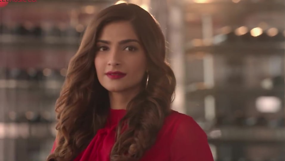 Sonam Kapoor In Zoya Factor - HD Wallpaper 