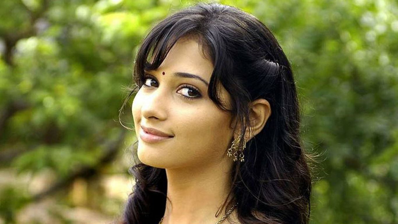 Tamanna Hd Wallpaper - Nayanthara In Yellow Suits - HD Wallpaper 