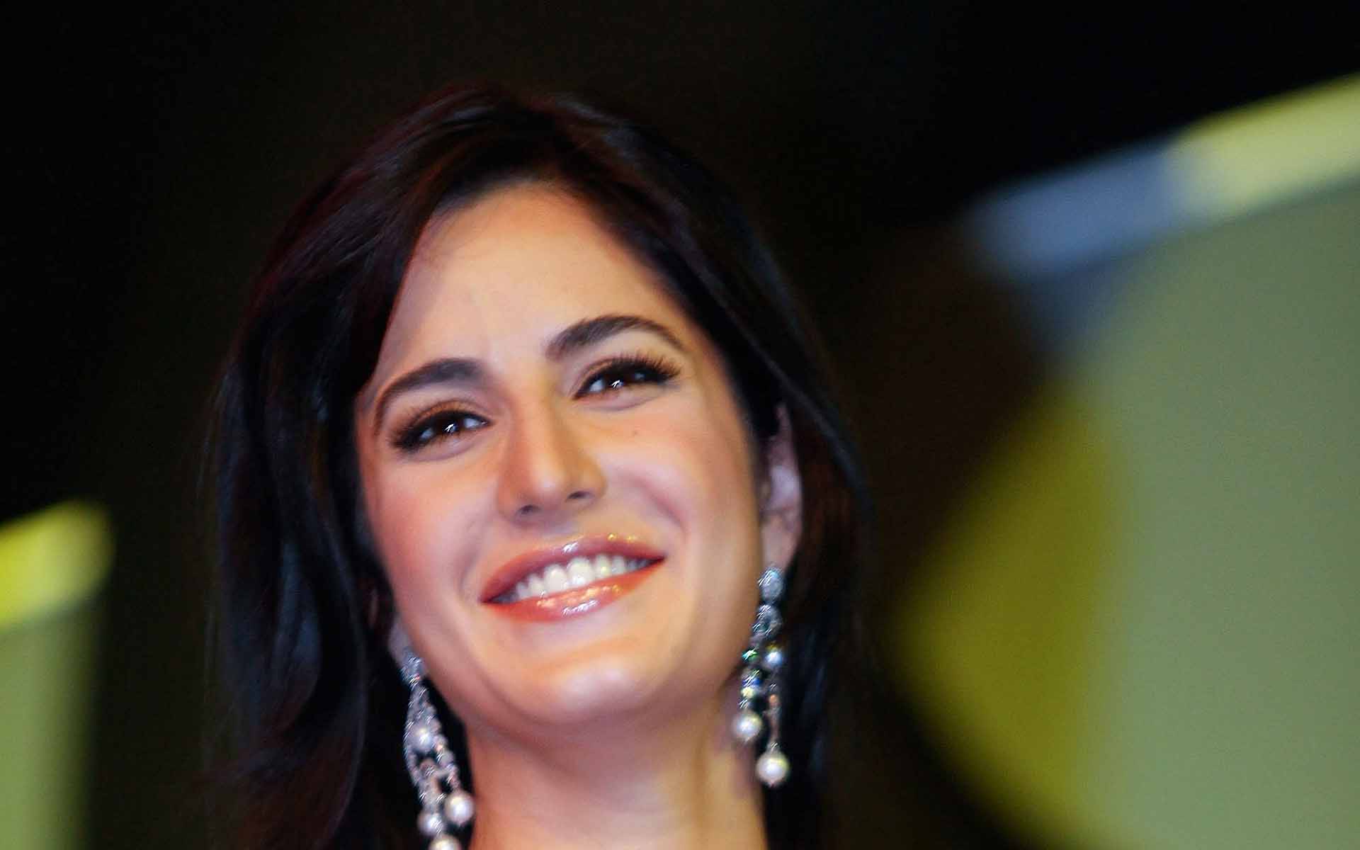 Katrina Kaif Pretty Smile Wallpaper - Katrina Kaif - HD Wallpaper 
