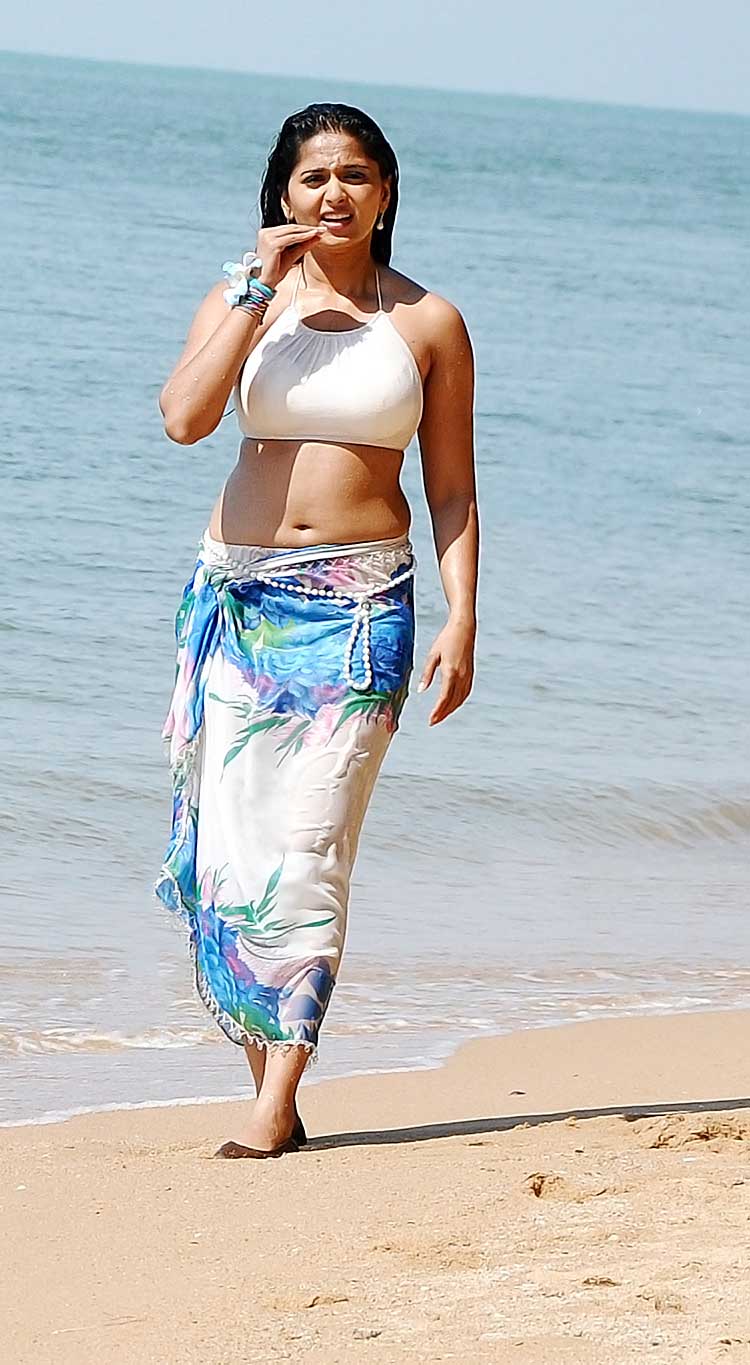 Anushka Shetty Is Looking Beautiful In This Bikini - Anushka Shetty In Beach - HD Wallpaper 