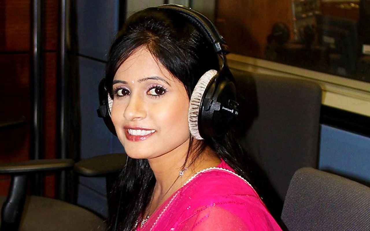 Punjabi Singer Miss Puja Wallpaper - Girl - HD Wallpaper 