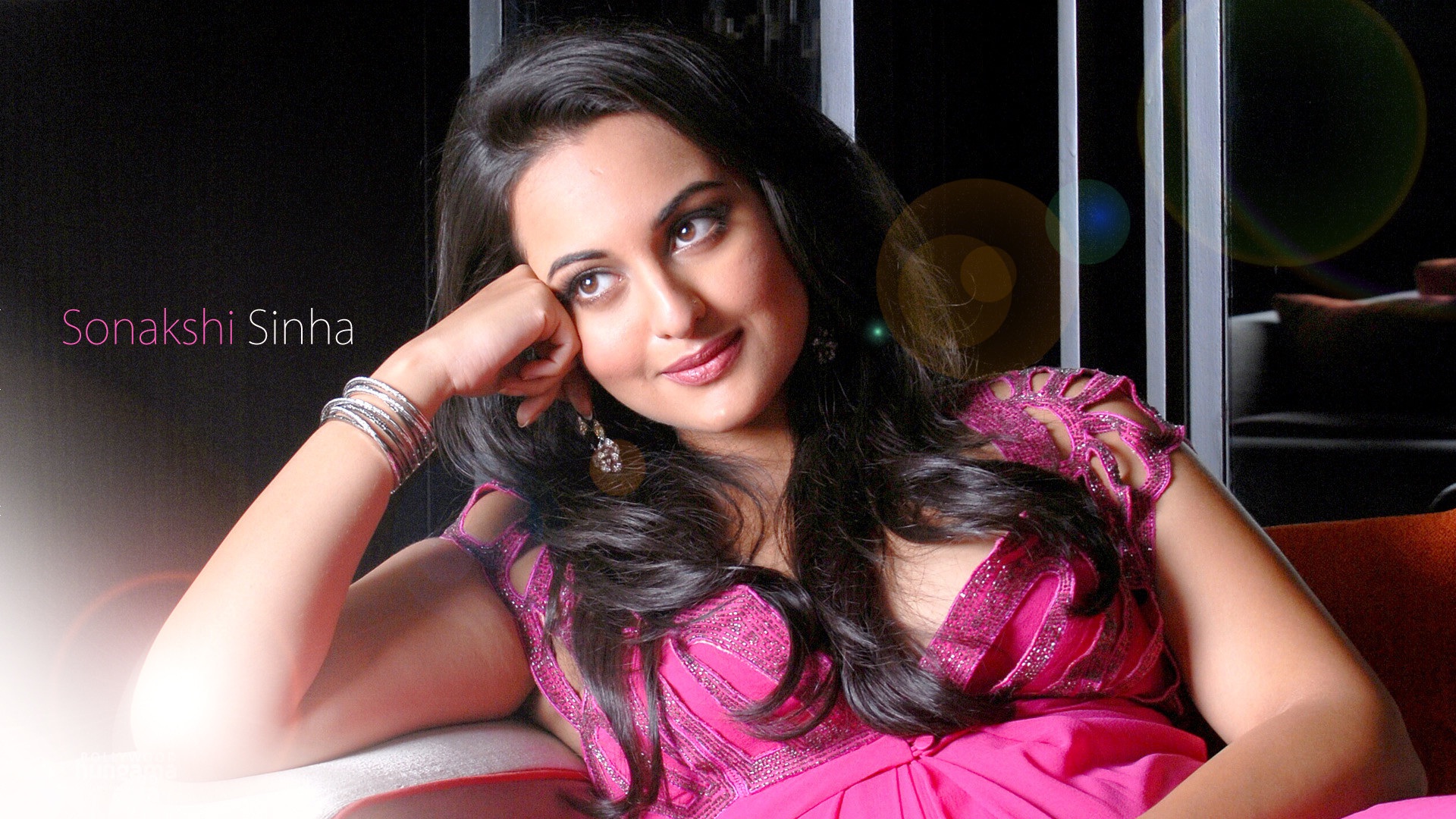 Sonakshi Sinha Stylish High Definition Wallpapers - Sonakshi Sinha Stylish Look - HD Wallpaper 